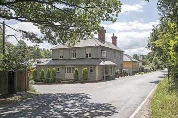 استراحتگاه Tilford Woods Lodge Retreat