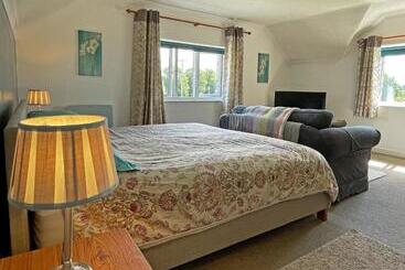 Maesyfelin Isaf B&b