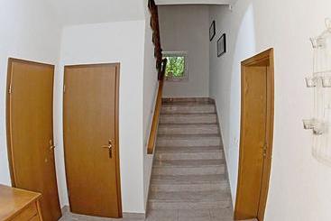 هتل Apartaments Damir