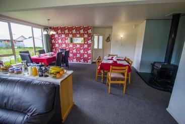 هتل Te Anau Lakefront B&b