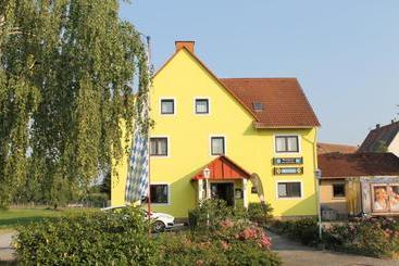 בית מלון כפרי Pension Zum Hirschen