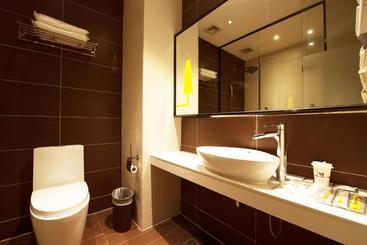 Iu Hotel Zhuhai Gongbei Light Rail Station