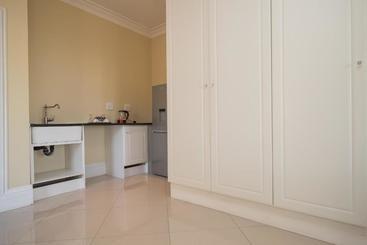 هتل Cricklewood Apartments
