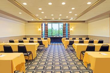 هتل Ramada By Wyndham Louisville North