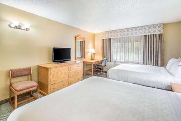 Hotel Clarion  & Suites Fairbanks Near Ft. Wainwright