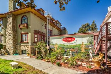 هتل Rose Garden Inn