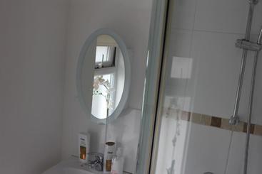 پانسیون Beautiful Ensuite Beachfront Room Worthing Homestay