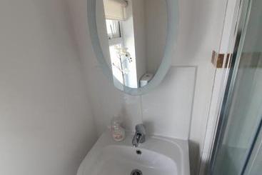 پانسیون Beautiful Ensuite Beachfront Room Worthing Homestay