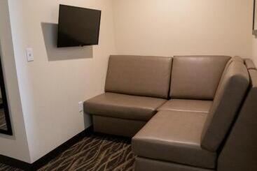 Cobblestone Hotel & Suites   Two Rivers