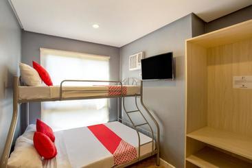 هتل Oyo 521 Bacaca Suites