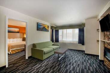 هتل Days Inn By Wyndham Monterey Downtown
