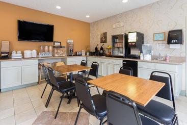 هتل Howard Johnson By Wyndham Vancouver  & Suites