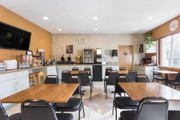 هتل Howard Johnson By Wyndham Vancouver  & Suites