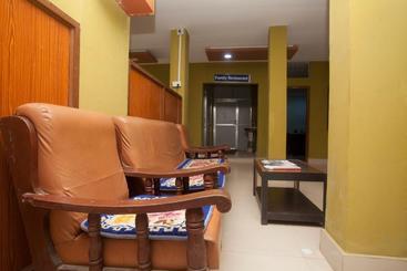هتل Oyo 766 Crown Plaza