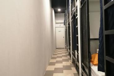 Отель Spot On 89871 Snooze Hostel