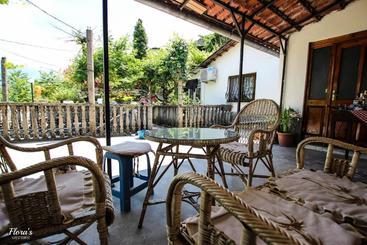 پانسیون Flora S Guesthouse  The Fir Gate
