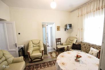 پانسیون Flora S Guesthouse  The Fir Gate