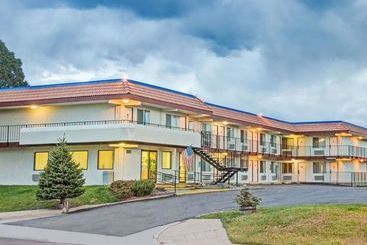 هتل Knights Inn Aurora