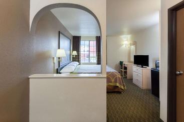 هتل Super 8 By Wyndham Tulsa/downtown/east
