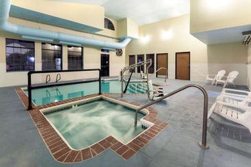 هتل Super 8 By Wyndham Tulsa/downtown/east