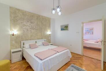 Жильё для туристов Apartments By The Beach Adela Senj