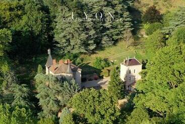 فندق Lyon Country House La Cabane De La Saone
