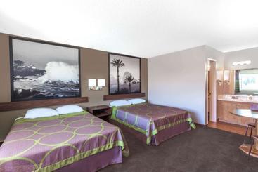 مُتل Super 8 By Wyndham Canoga Park