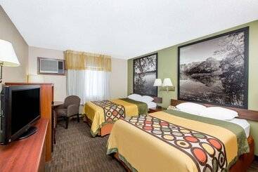 فندق على الطريق Super 8 By Wyndham Fairmont