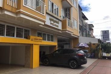 Golden House Motel
