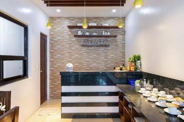 هتل Yellowbell Resort And
