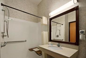 هتل Travelodge & Suites By Wyndham Fargo/moorhead