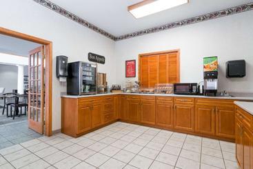 هتل Travelodge & Suites By Wyndham Fargo/moorhead