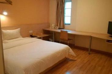 هتل 7days Inn Zhuhai Xiangzhou Mall