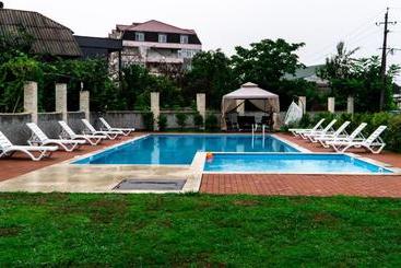 تختخواب و صبحانه New House Kobuleti
