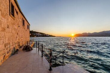 דירות לתיירים Beachfront Villa Gabriela With Pool