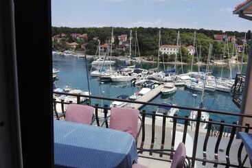 آپارتمانهای توریستها Apartments Dora Vrboska Island Hvar