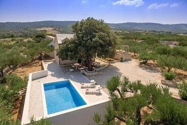 דירות לתיירים Villa Dubrava Tranquil Retreat Nestled In An Olive Grove For Serene Escapes