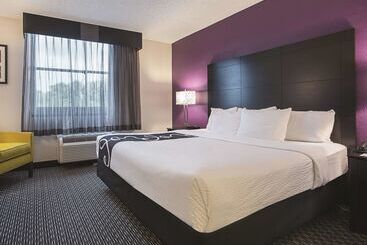 Отель La Quinta By Wyndham Plantation At Sw 6th St