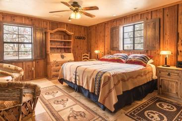 هتل White Stallion Ranch