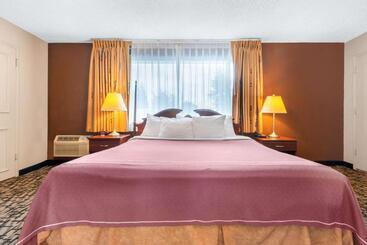 فندق على الطريق Village Haven Inn & Extended Stay