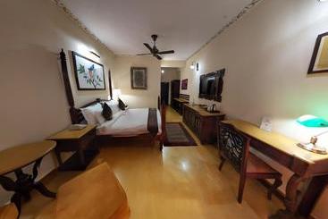 هتل The Earth House Resort