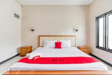 پانسیون Reddoorz @ Jaya Giri Renon