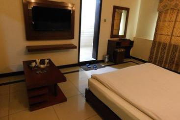 هتل The Grand  Multan