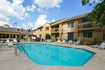 هتل Days Inn & Suites By Wyndham Omaha Ne