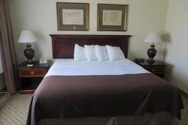 هتل Days Inn & Suites By Wyndham Omaha Ne