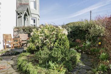 کلبه Acorn House