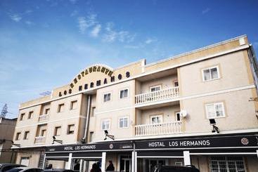 هتل Hostal Los Hermanos