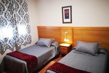 هتل Hostal Los Hermanos