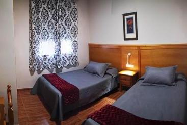 هتل Hostal Los Hermanos