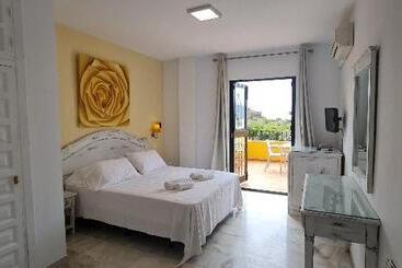 Hotel Apartamentos Playamaro